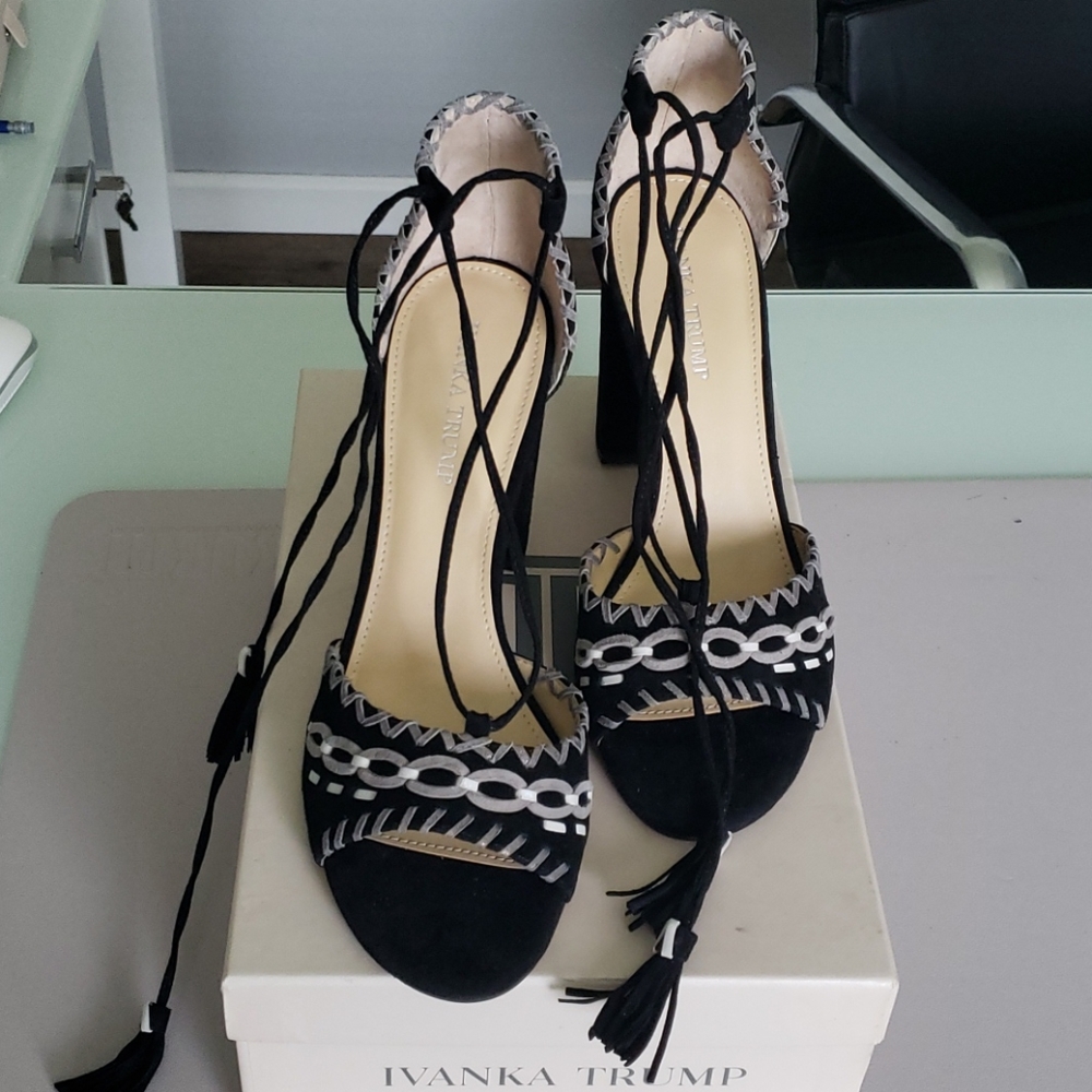New in box Ivanka Trump Karita Sz 10
